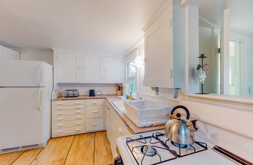 Aquinnah House | Classic Cape home with full kitchen, W/D, firepit & gas grill - walk to beach