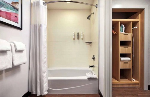 Pismo Beach Hotel | Classic King Suite | Free Parking, 1.9 mi to Monarch Butterfly Grove