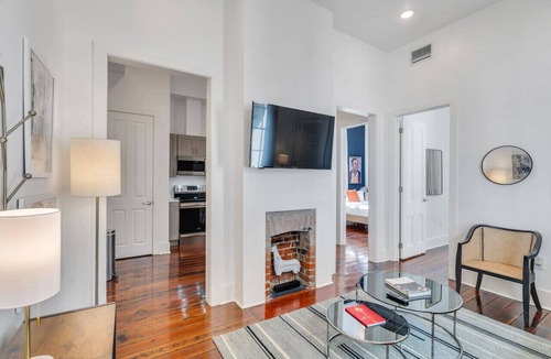 Faubourg Delachaise Apartment | Classy Magazine St Apartment | Parking + Laundry