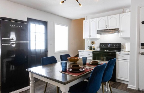 Torrington Apartment | Classy Private Apt - 3 Beds 2nd Flr - Near Downtown
