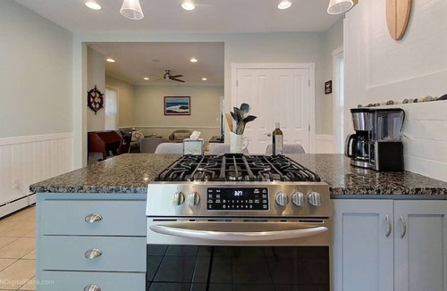 Yachting Village Cottage | Clean and bright downtown cottage on Newport's bustling Thames Street