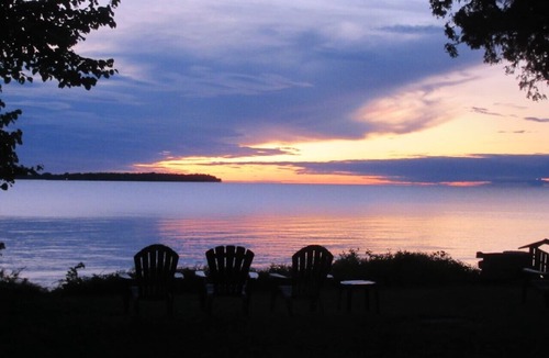 Sturgeon Bay Cottage | Clean Cozy Cottage On Waterfront Property Privacy Yet Close To Town