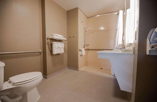 Highlands - Perkins Hotel | Close to BREC's Baton Rouge Zoo! W/Private Kitchen! Free Parking, Pool Onsite!