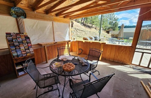 Hill City Cabin | Close to Mt. Rushmore, Crazy Horse, Sylvan lake. Walk to 1880 train and Trails