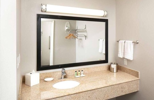Temecula Hotel | Close to Old Town Temecula! Great Unit in Signature Temecula! Pool, Free Parking