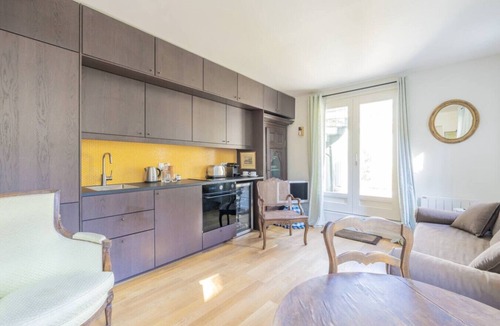 Notre-Dame Apartment | Close to the Castle- Soothing and calm garden view