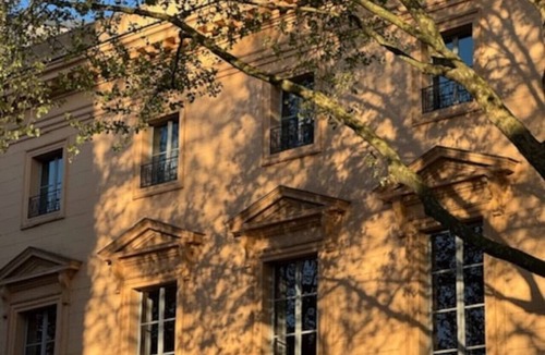 Notre-Dame Apartment | Close to the Castle- Soothing and calm garden view