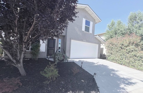Tehachapi House | Close to town with a secret garden !