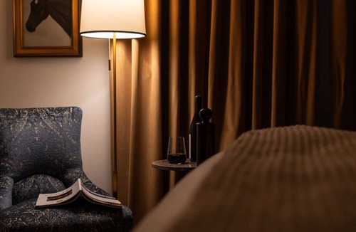 Leesburg's Old and Historic District Hotel | Close to Wineries + Pet Friendly & On Site Dining