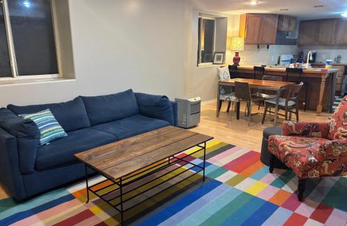 Powderhorn Apartment | Clover Apartment in Blue House on the Park
