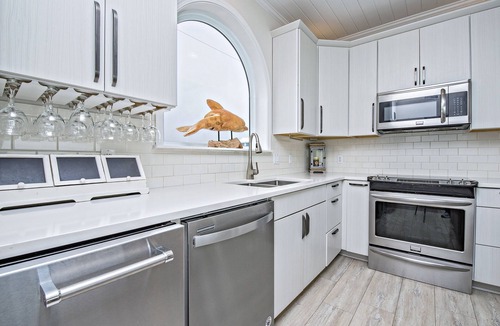 Surf Side Shores House | Coastal Elegance Meets Family Comfort – Your Beach Stop Summer Escape