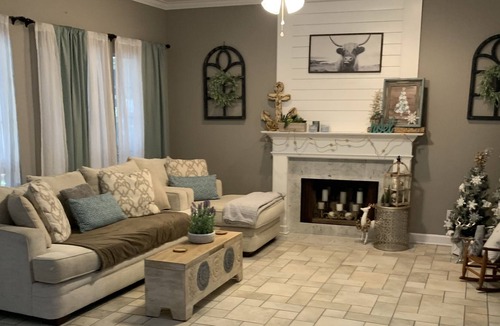 Malbis House | Coastal inspired home only minutes from shopping and restaurants.