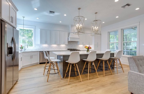 Waveland House | Coastal Waveland House 1/2 Block to Pub Beach