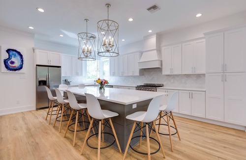 Waveland House | Coastal Waveland House 1/2 Block to Pub Beach