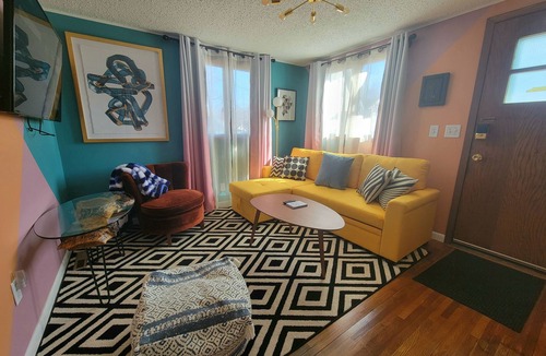 East Side Pioneers House | ColorHouse | 1 mi to Mayo Clinic, No Stairs Entry