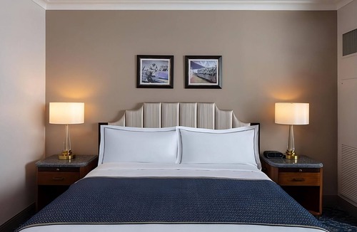 Arts/Warehouse District Hotel | Comfort and Convenience! Private Balcony, Onsite Parking, Near Clay Monument