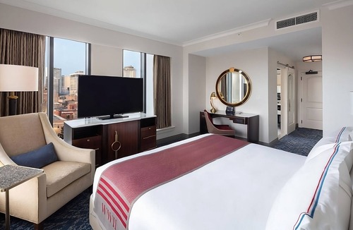 Arts/Warehouse District Hotel | Comfort and Convenience! Private Balcony, Onsite Parking, Near Clay Monument