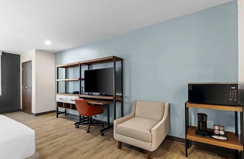 Temecula Hotel | Comfort in Style | Old Town Temecula - 2.6 mi | Free Parking & Pet-Friendly
