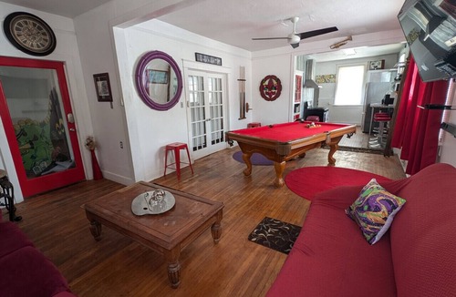 Broadmoor House | Comfortable, Affordable, Pool table & Location