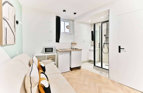 Quartier de la Plaine-de-Monceaux Apartment | Comfortable air-conditioned studio apartment – close to the subway
