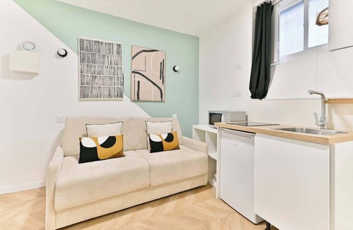 Quartier de la Plaine-de-Monceaux Apartment | Comfortable air-conditioned studio apartment – close to the subway