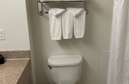 Barstow Hotel | Comfortable Room w/Free Breakfast & Parking – Ideal for Road Trippers on I-15