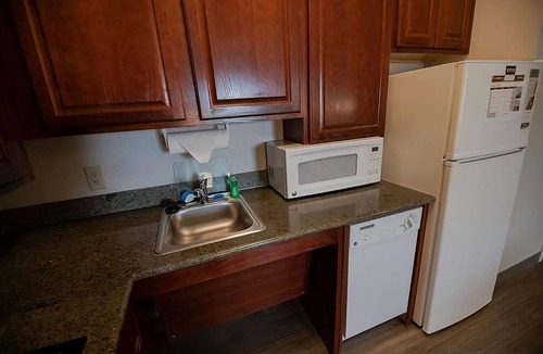 Highlands - Perkins Hotel | Comfortable Stay in Louisiana! Pets Allowed, Pool, Free Breakfast, Free Parking!
