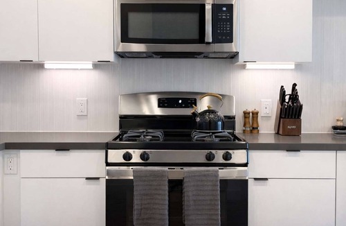 Lyon Street Apartment | Comfy Apartment 10 Min to Disneyland | Pool & Gym