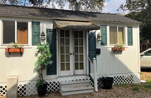 Abbeville Cottage | Comfy quaint 1-bedroom cottage with serene pond area in charming Abbeville