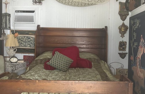 Abbeville Cottage | Comfy quaint 1-bedroom cottage with serene pond area in charming Abbeville