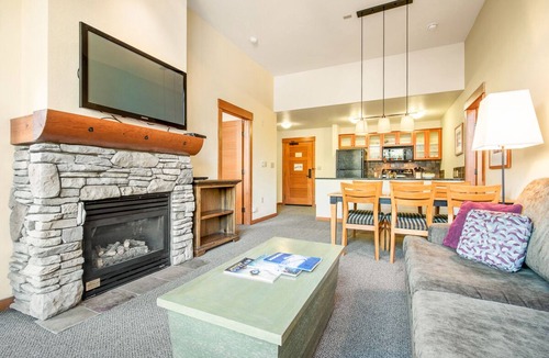 Mammoth Lakes Condo | Condo at White Mountain Lodge with Views! Steps to the Gondola!