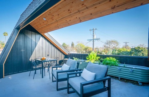 Mar Vista Apartment | Contemporary bi-level unit w/private roof deck