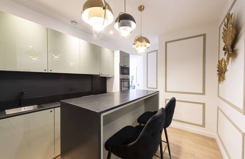 2nd Arrondissement Apartment | CONTEMPORARY CITY ESCAPE WITH DESIGNER TOUCHES AND FULL MODERN AMENITIES