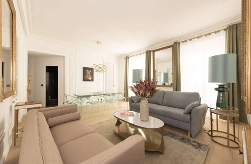 2nd Arrondissement Apartment | CONTEMPORARY CITY ESCAPE WITH DESIGNER TOUCHES AND FULL MODERN AMENITIES