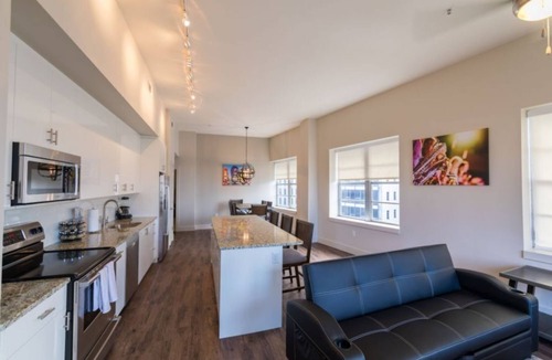 Central Business District Hotel | Contemporary Condo near Local Attractions