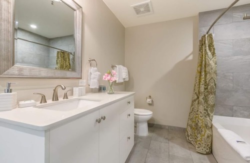 Central Business District Hotel | Contemporary Condo near Local Attractions