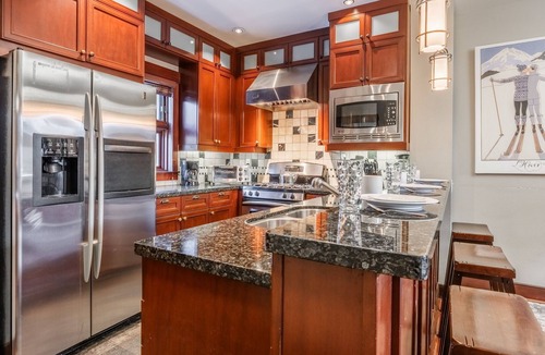 Mammoth Lakes House | Contemporary Ski Townhome! Private Hot Tub! Close to Eagle Lodge!