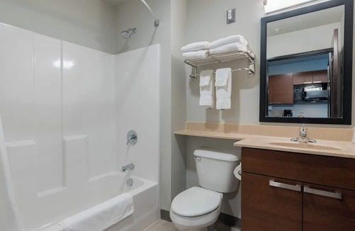 Altoona Hotel | Convenient Pet-Friendly Stay l 4 Budget-friendly Rooms w/Kitchenette