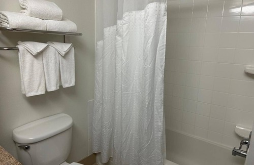 Barstow Hotel | Convenient Room for Couples w/Leisurely Access to Mojave’s Scenic Trails