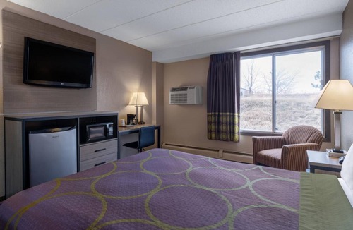 Owatonna Hotel | Coratel Inn & Suites by Jasper Owatonna - Deluxe 1 Queen Bed NS
