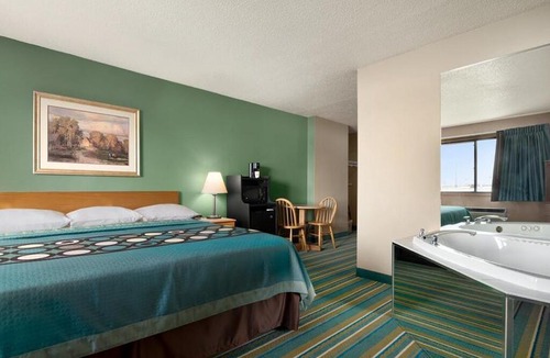 New Richmond Hotel | Coratel Inn & Suites New Richmond - Jacuzzi Suite Accessible Room Non-Smoking