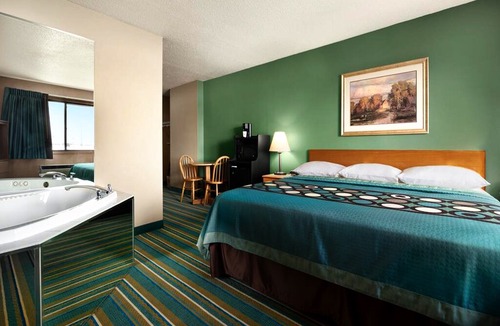 New Richmond Hotel | Coratel Inn & Suites New Richmond - Jacuzzi Suite Oversized Non-Smoking