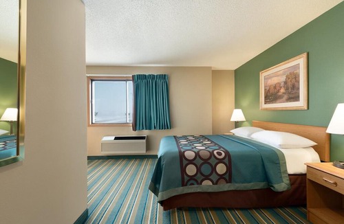 New Richmond Hotel | Coratel Inn & Suites New Richmond - 1 Queen Studio Suite Oversized NS