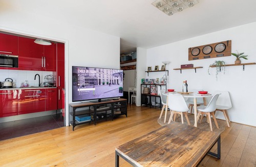 Saint-Ouen Apartment | Cosy Family Apt - 6 People/2BR - Parking - A/C
