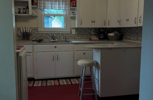 Faribault House | Cottage cozy 3bdrm, 1.5 baths in soothing Faribault nestled on the East side.