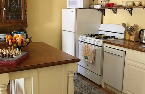 Somis Cottage | Cottage in Organic Lemon Orchard - Southern California FarmStay - Pet-friendly!