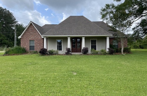 Burnside House | Country Chic, enjoy the quiet setting of country living.