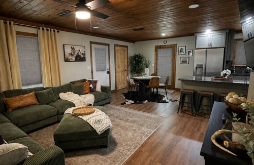 Madden House | Country home close to fair and casino!