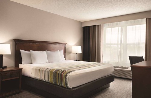 Marinette Hotel | Country Inn & Suites by Radisson, Marinette, WI