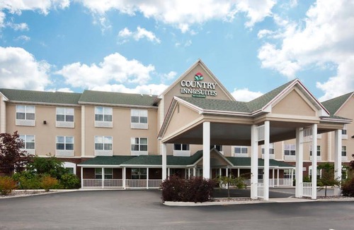 Marinette Hotel | Country Inn & Suites by Radisson, Marinette, WI